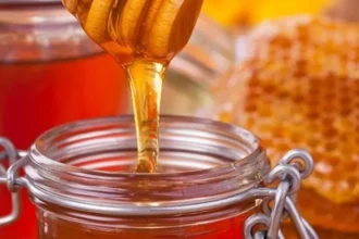 خلطات لتطويل الرموش بالعسل
