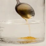 كيف تعرف العسل الأصلي بالماء