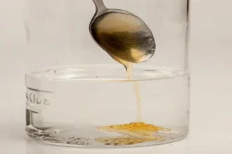 كيف تعرف العسل الأصلي بالماء