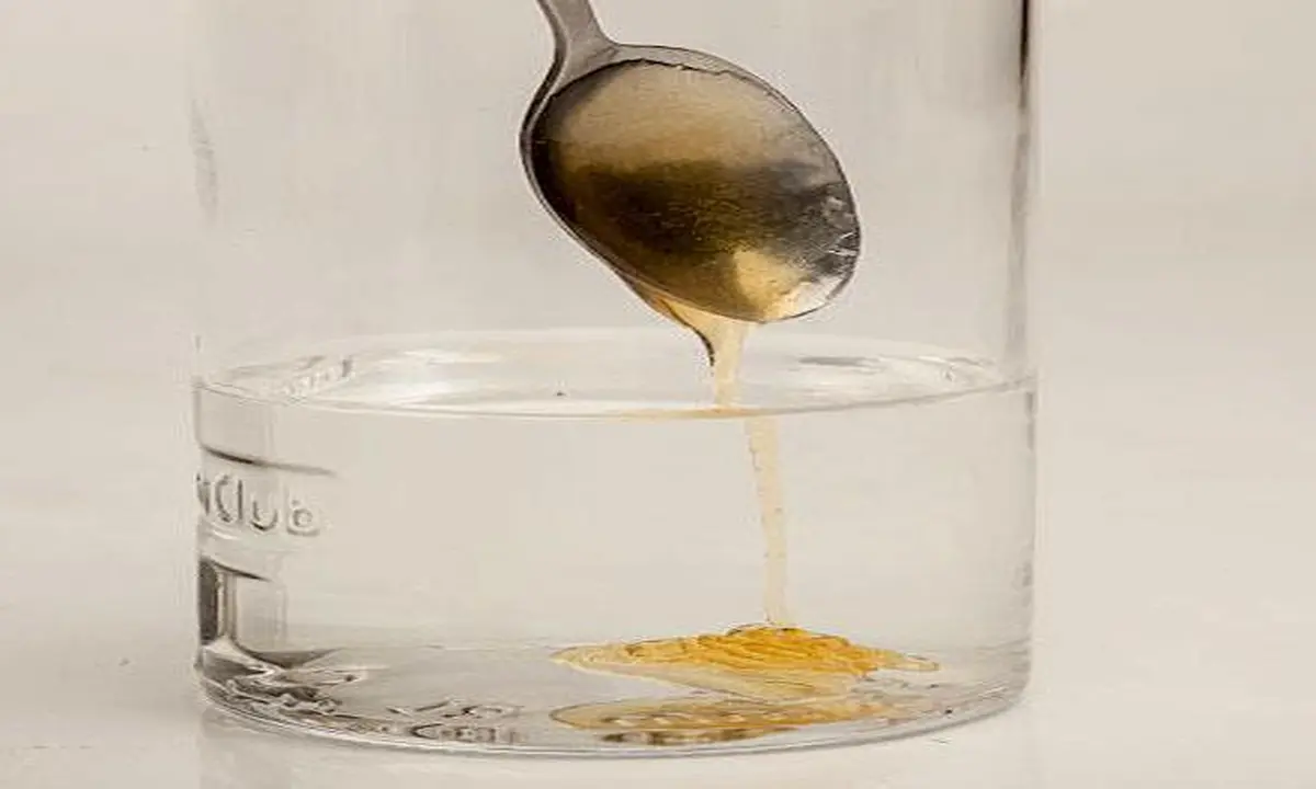 كيف تعرف العسل الأصلي بالماء